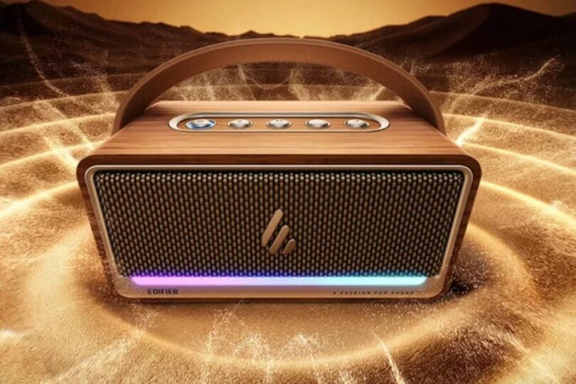 Enceinte karaoké portable Edifier K200 vue de face, caisson finition bois clair, grille métallique perforée, poignée de transport cintrée en similicuir brun, cinq boutons physiques sur le dessus et bandeau LED RGB rose et bleu en bas de façade