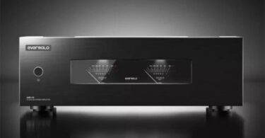 Amplificateur de puissance Eversolo AMP-F8 en finition noire vu de face, châssis aluminium usiné CNC avec dissipateurs latéraux à ailettes et deux VU-mètres analogiques rétroéclairés indiquant le niveau de sortie des canaux gauche et droit