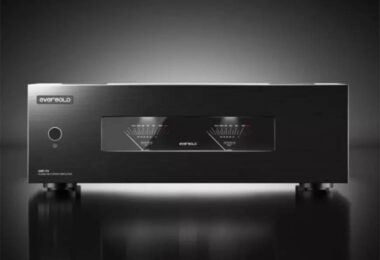 Amplificateur de puissance Eversolo AMP-F8 en finition noire vu de face, châssis aluminium usiné CNC avec dissipateurs latéraux à ailettes et deux VU-mètres analogiques rétroéclairés indiquant le niveau de sortie des canaux gauche et droit