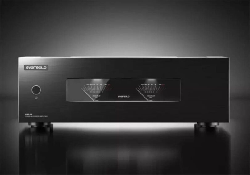 Amplificateur de puissance Eversolo AMP-F8 en finition noire vu de face, châssis aluminium usiné CNC avec dissipateurs latéraux à ailettes et deux VU-mètres analogiques rétroéclairés indiquant le niveau de sortie des canaux gauche et droit