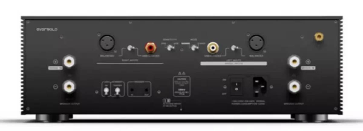 Face arrière complète de l'amplificateur de puissance Eversolo AMP-F8 noir avec logo eversolo, borniers d'enceinte plaqués or aux deux extrémités avec repères BRIDGE, entrées BALANCED XLR et UNBALANCED RCA pour les canaux droit et gauche, sélecteurs SENSITIVITY et MODE stéréo bridge, prises trigger 12 V, sélecteur de tension secteur, interrupteur et embase IEC