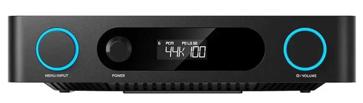 Face avant de l'amplificateur de streaming FiiO Air Amp en finition noire : molette MENU/INPUT rétroéclairée bleu à gauche, bouton POWER au centre, écran LCD monochrome affichant les indicateurs G, PCM, PO, LO, SE avec la fréquence 44K et le niveau de volume 100, molette VOLUME rétroéclairée bleu à droite, grille de ventilation en partie basse du châssis aluminium