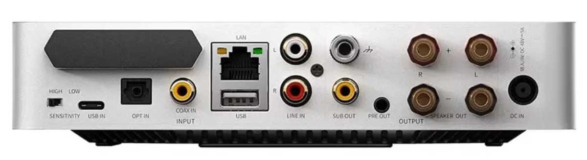 Panneau arrière de l'amplificateur de streaming FiiO Air Amp en finition argent, de gauche à droite : commutateur de sensibilité HIGH LOW, entrée USB-C USB IN, entrée optique TOSLINK OPT IN, entrée coaxiale RCA COAX IN, port LAN Gigabit Ethernet, port USB type A, entrées analogiques LINE IN sur RCA L et R, borne de masse, sortie SUB OUT sur RCA, sortie PRE OUT sur jack, borniers haut-parleurs vissants R et L, et embase d'alimentation DC IN 48V 5A