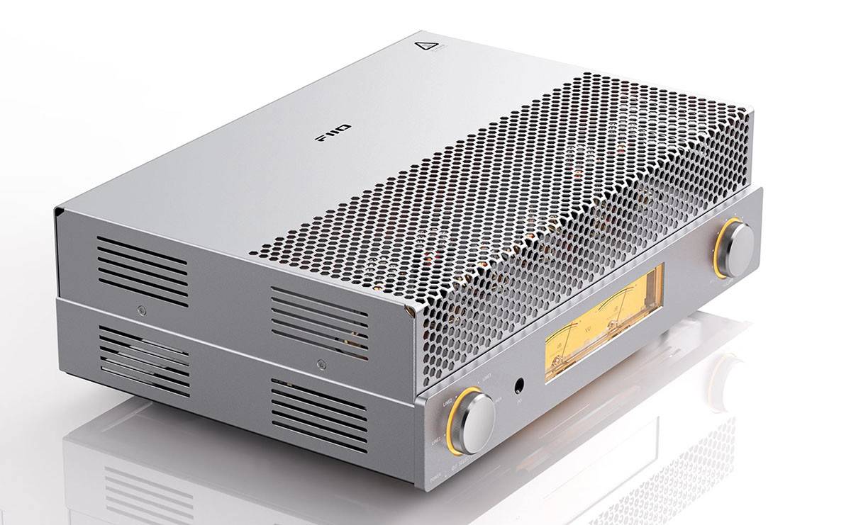 Amplificateur à tubes FiiO EA13 en finition silver vu de trois quarts sur fond blanc, capot supérieur perforé en nid d'abeille, grilles de ventilation latérales, vumètre ambre et molettes cerclées d'or