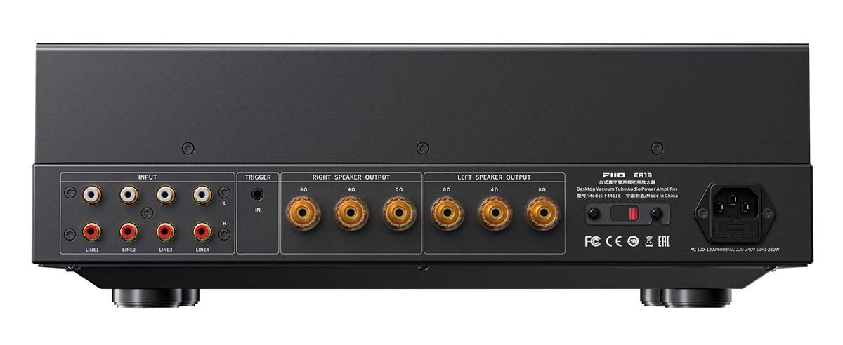 Panneau arrière de l'amplificateur à tubes FiiO EA13 en finition noire montrant les quatre entrées ligne RCA LINE1 à LINE4, l'entrée trigger 12 V, les bornes de sortie dorées 0, 4 et 8 ohms par canal et l'embase secteur IEC