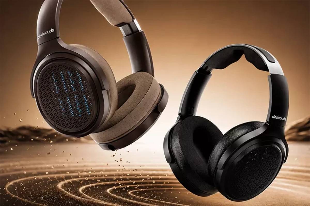 Les deux coloris du casque planar ouvert FiiO Jade Audio JT9 en lévitation sur fond doré : version brun foncé avec coussinets velours beige et grille ajourée laissant voir les pistes conductrices bleues du transducteur, et version noire à coussinets noirs et grille à motif géométrique