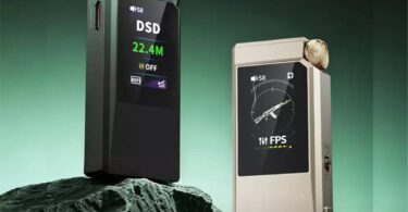 Les deux finitions du DAC portable FiiO QX11 posées sur un rocher, la version vert foncé affichant DSD 22.4M sur son écran LCD couleur et la version or affichant le preset gaming FPS, molette de volume crantée et double port USB-C visibles