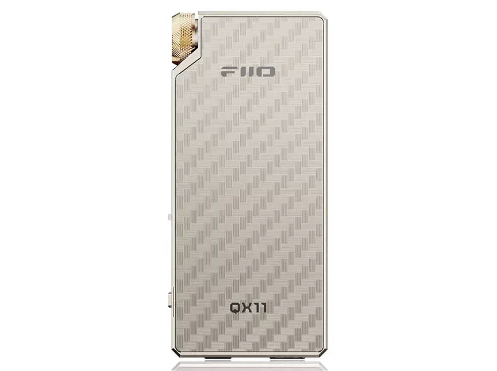 Face arrière du FiiO QX11 en finition or champagne, avec son panneau à texture tressée en chevrons, le logo FiiO gravé en haut et la référence QX11 en bas, la molette de volume dorée dépassant en haut à gauche et deux commandes latérales visibles sur la tranche