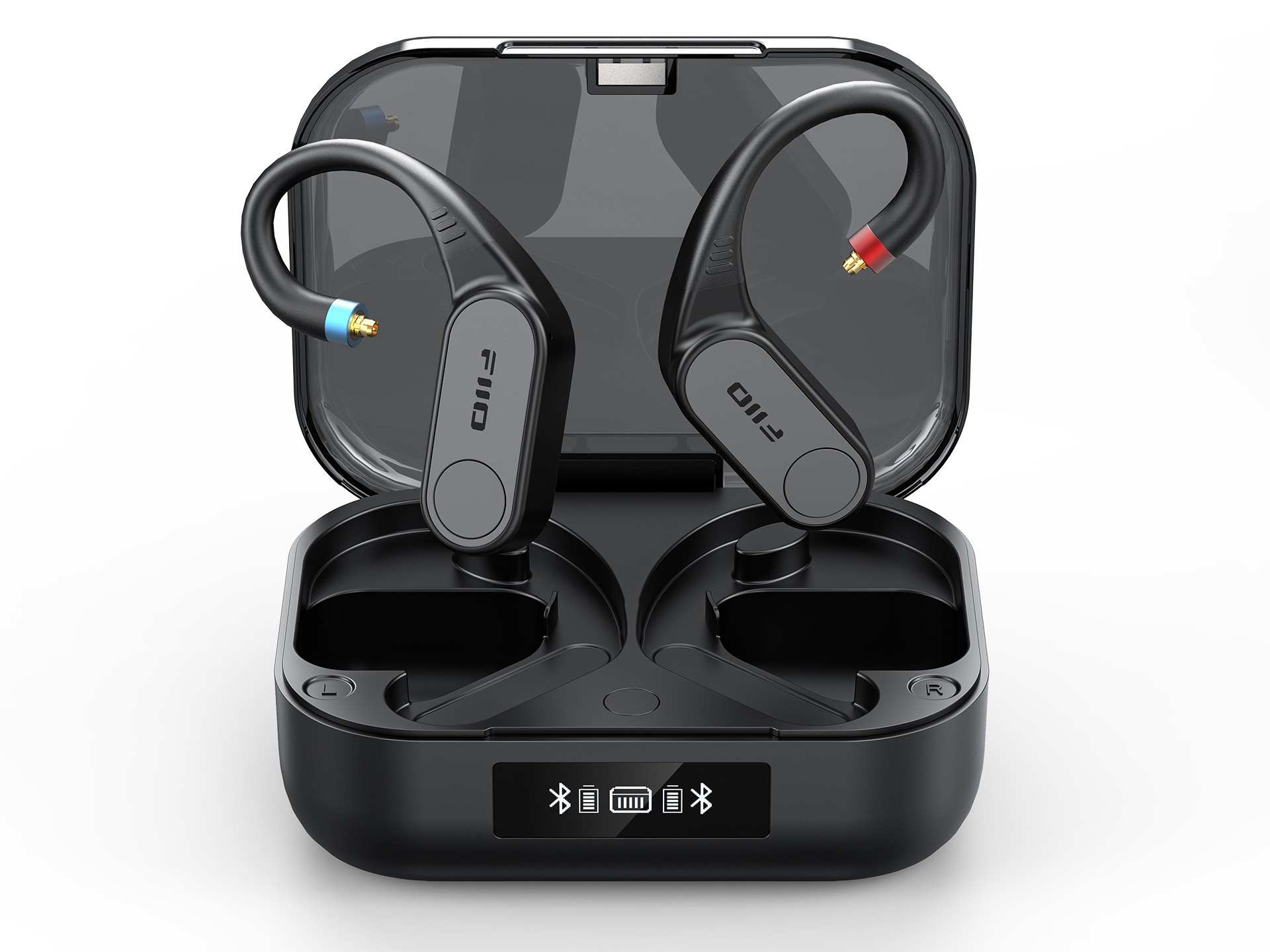 Contours d'oreille FiiO UTWS17 en finition noire présentés dans leur boîtier de charge ouvert sur fond blanc, connecteurs MMCX plaqués or codés bleu pour le canal gauche et rouge pour le canal droit, écran OLED frontal affichant deux pictogrammes Bluetooth et les trois niveaux de batterie