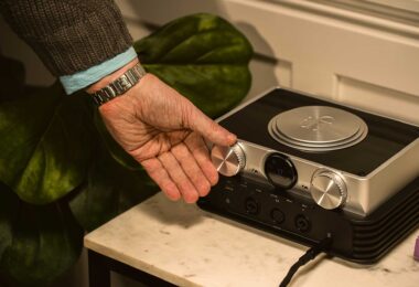 Vue de face de l'iFi audio iDSD Phantom, DAC streamer et ampli casque flagship au châssis deux tons en deux étages, avec hublot d'affichage couleur, molettes de volume et sorties casque