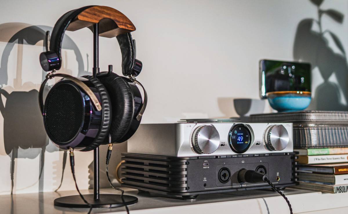 iFi audio iDSD Phantom vu de face, châssis deux tons à étage supérieur argent et base noire à ailettes, écran couleur affichant le volume, sorties casque XLR 4 points, 6,35 mm et 4,4 mm en façade