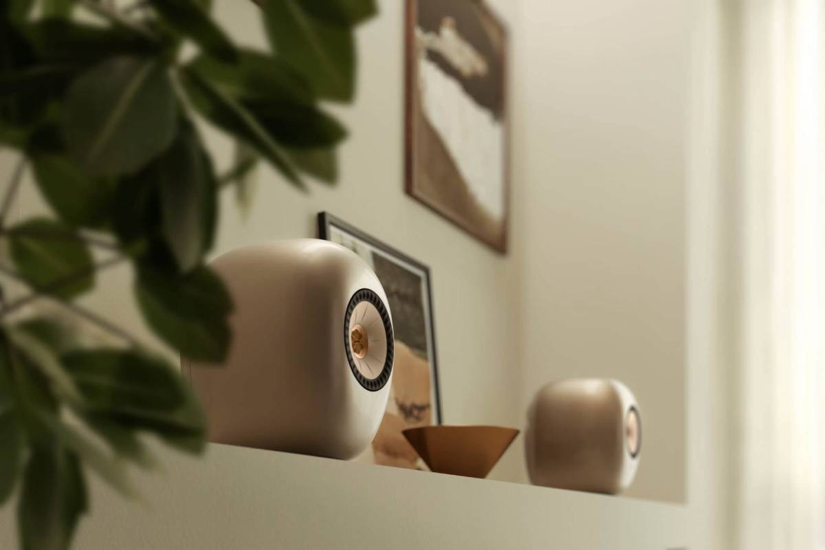 Paire d’enceintes actives sans fil KEF LS LUXE Dusk Titanium installée dans un salon