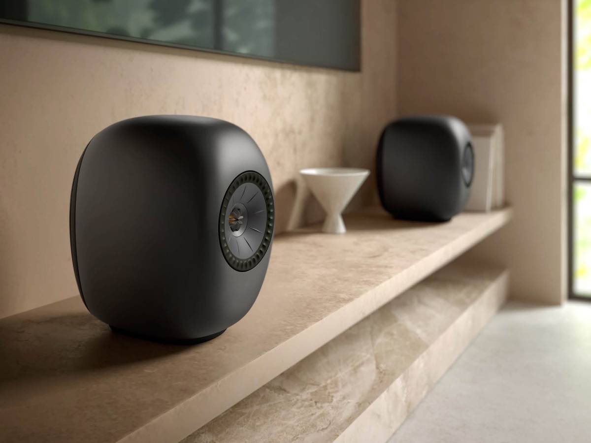 Paire d’enceintes actives sans fil KEF LS LUXE Eclipse Black installée dans un salon
