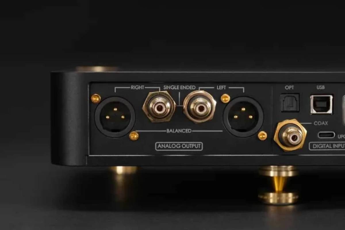 Panneau arrière du LAiV Harmony DAC 2 noir vu de trois quarts : sorties XLR symétriques droite et gauche, RCA single ended dorées, entrées optique, USB type B, coaxiale et port USB-C, pointes laiton