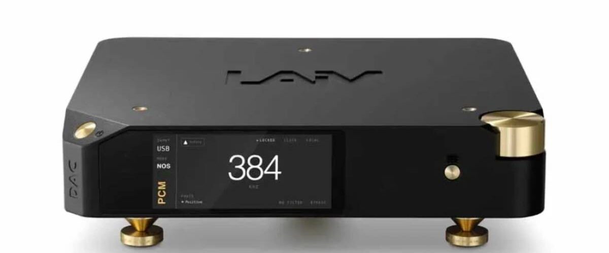 DAC R2R LAiV Harmony DAC 2 en finition noire vu de face sur fond blanc, châssis aluminium bas profil avec logo LAiV gravé sur le capot, écran TFT couleur affichant 384 kHz, entrée USB, mode NOS et flux PCM verrouillé, bouton rotatif et pointes de découplage en laiton doré