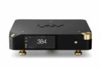 DAC R2R LAiV Harmony DAC 2 en finition noire vu de face sur fond blanc, châssis aluminium bas profil avec logo LAiV gravé sur le capot, écran TFT couleur affichant 384 kHz, entrée USB, mode NOS et flux PCM verrouillé, bouton rotatif et pointes de découplage en laiton doré