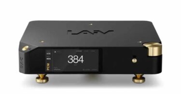 DAC R2R LAiV Harmony DAC 2 en finition noire vu de face sur fond blanc, châssis aluminium bas profil avec logo LAiV gravé sur le capot, écran TFT couleur affichant 384 kHz, entrée USB, mode NOS et flux PCM verrouillé, bouton rotatif et pointes de découplage en laiton doré