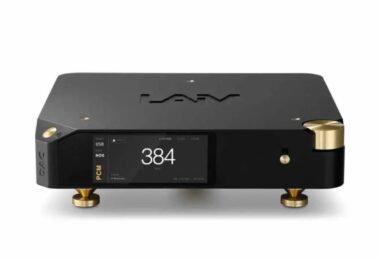 DAC R2R LAiV Harmony DAC 2 en finition noire vu de face sur fond blanc, châssis aluminium bas profil avec logo LAiV gravé sur le capot, écran TFT couleur affichant 384 kHz, entrée USB, mode NOS et flux PCM verrouillé, bouton rotatif et pointes de découplage en laiton doré