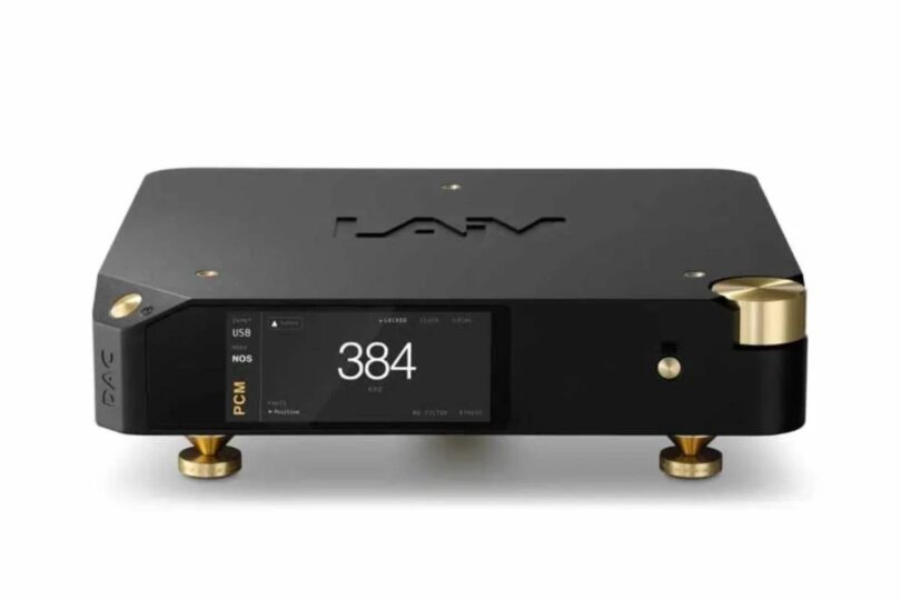 DAC R2R LAiV Harmony DAC 2 en finition noire vu de face sur fond blanc, châssis aluminium bas profil avec logo LAiV gravé sur le capot, écran TFT couleur affichant 384 kHz, entrée USB, mode NOS et flux PCM verrouillé, bouton rotatif et pointes de découplage en laiton doré