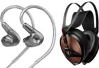 Écouteurs intra-auriculaires Meze ASTRU en titane usiné finition satinée avec câble tressé argenté et guides d'oreille, présentés à côté du casque planar magnétique ouvert Meze Empyrean JAPONIA en finition noir et cuivre avec grilles ajourées à motif géométrique, arceau carbone, bandeau cuir et emblème Lyre Bird rouge