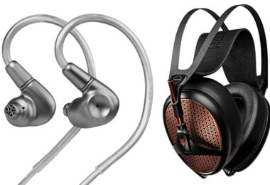 Écouteurs intra-auriculaires Meze ASTRU en titane usiné finition satinée avec câble tressé argenté et guides d'oreille, présentés à côté du casque planar magnétique ouvert Meze Empyrean JAPONIA en finition noir et cuivre avec grilles ajourées à motif géométrique, arceau carbone, bandeau cuir et emblème Lyre Bird rouge