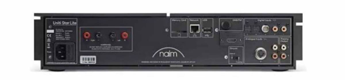 Panneau arrière du Naim Uniti Star Lite avec plaque signalétique, embase secteur IEC, une paire de bornes d'enceintes vissantes gauche et droite, lecteur de carte mémoire, prise Ethernet RJ45, port USB Type-A, emplacement d'antenne repéré DAB/FM, bloc Digital inputs avec deux optiques TOSLINK une BNC et deux coaxiales RCA, prise HDMI ARC, sélecteur de masse Default Floating, bloc Analogue inputs avec DIN 5 broches et RCA, et sortie Pre/amp Output sur RCA