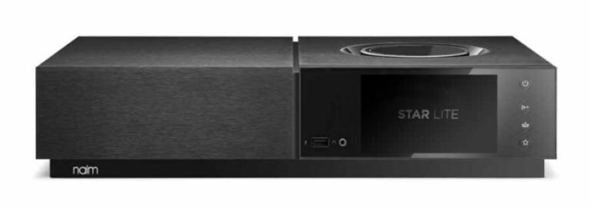 Naim Uniti Star Lite vu de face en légère contre-plongée, capot supérieur en aluminium brossé noir divisé en deux plans avec molette de volume circulaire encastrée, écran couleur 5 pouces affichant Star Lite, port USB Type-A et prise casque jack 3,5 mm, colonne de quatre touches tactiles veille lecture multiroom favoris, socle avant avec logo naim