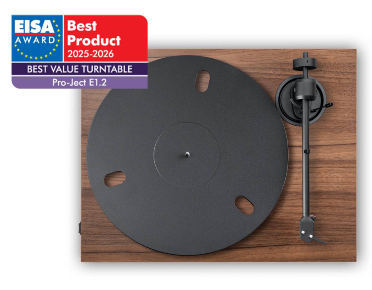 Vue de dessus de la platine vinyle Pro-Ject E1.2 en finition Walnut avec son plateau aluminium noir de 730 g à trois évidements, son bras aluminium 8,6 pouces et le macaron EISA Award Best Product 2025-2026 Best Value Turntable