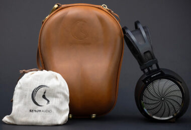 Casque planar magnétique ouvert Sendy Audio Apollo PRO à grille métallique sunburst et arceau noir, présenté avec son étui de transport rigide en cuir marron et sa pochette de rangement en chanvre
