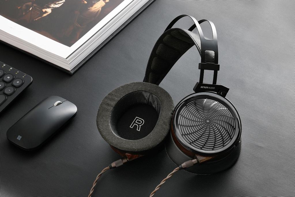 Casque planar Sendy Audio Apollo PRO vu de trois quarts, coussinets en velours respirant avec marquage canal R, bandeau ajouré, arceau en aluminium aviation noir et câble détachable double 3,5 mm