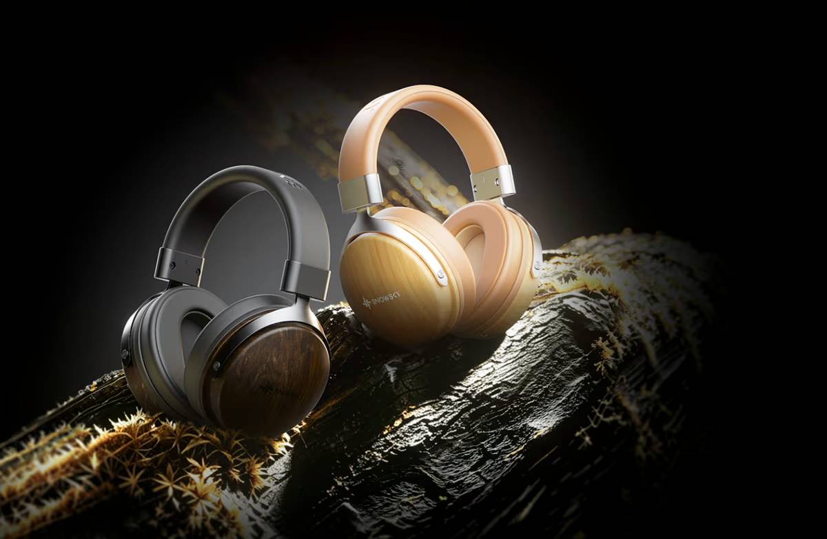 Les deux finitions du casque filaire fermé SNOWSKY Nature côte à côte sur fond sombre : version noir ébène à coques bois foncé et arceau noir, version abricot à coques bois clair et arceau simili cuir beige, fourches aluminium et logo SNOWSKY