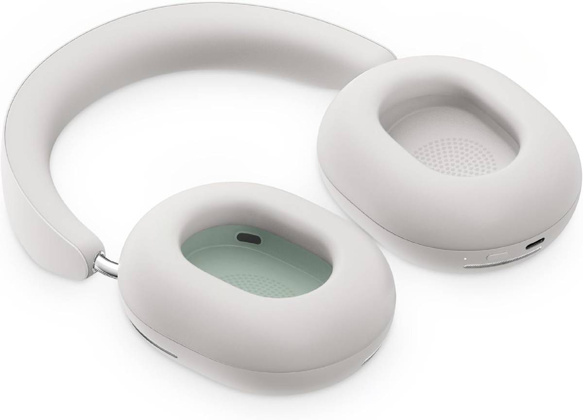 Casque Sonos Ace blanc vu de dessous montrant l'intérieur des oreillettes avec capteur de port sur fond vert menthe, port USB-C, bouton d'appairage et Content Key sur la tranche des coques