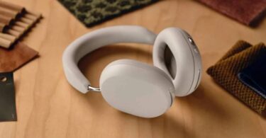 Casque sans fil Sonos Ace en finition blanche posé sur une table en bois clair, modèle actuel dont le successeur Ace Ultra S52a repéré à la FCC ajoutera le Wi-Fi natif 2,4 et 5 GHz et cinq coloris