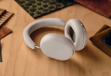 Casque sans fil Sonos Ace en finition blanche posé sur une table en bois clair, modèle actuel dont le successeur Ace Ultra S52a repéré à la FCC ajoutera le Wi-Fi natif 2,4 et 5 GHz et cinq coloris
