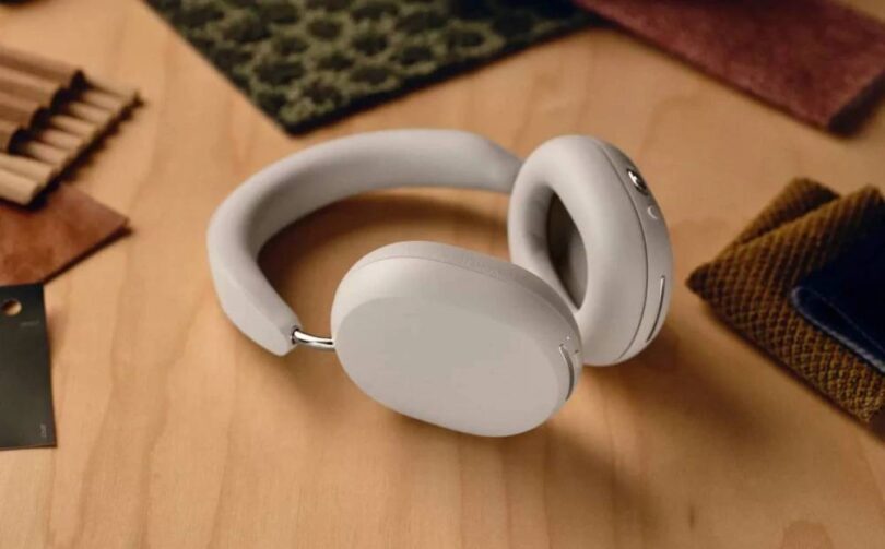 Casque sans fil Sonos Ace en finition blanche posé sur une table en bois clair, modèle actuel dont le successeur Ace Ultra S52a repéré à la FCC ajoutera le Wi-Fi natif 2,4 et 5 GHz et cinq coloris