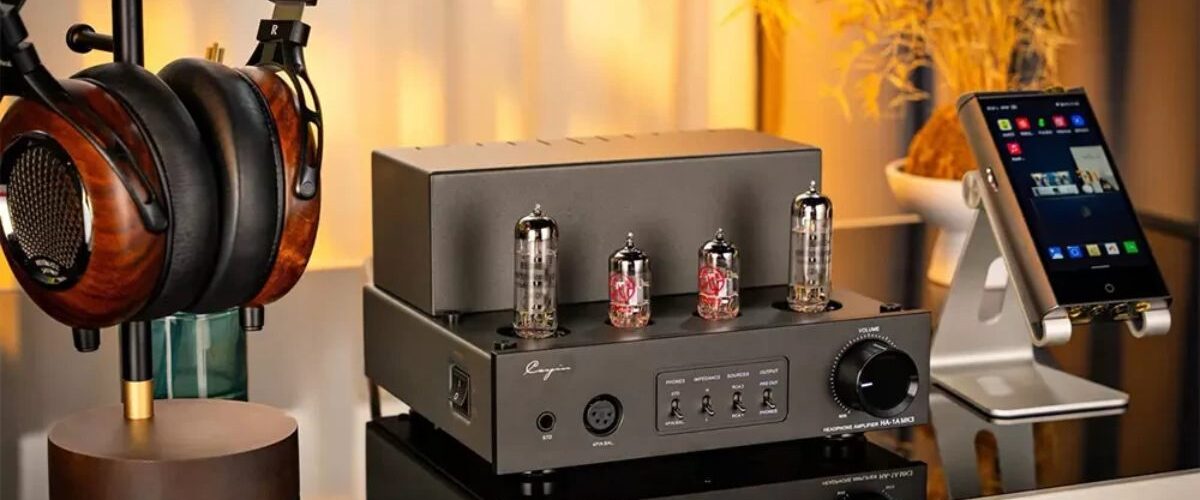 Amplificateur casque à lampes Cayin HA-1A MK3 finition noire avec ses quatre tubes 12AU7 et EL84 apparents, sortie jack 6,35 mm, sortie XLR 4 broches et bouton de volume, posé sur un bureau