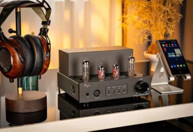 Amplificateur casque à lampes Cayin HA-1A MK3 finition noire avec ses quatre tubes 12AU7 et EL84 apparents, sortie jack 6,35 mm, sortie XLR 4 broches et bouton de volume, posé sur un bureau