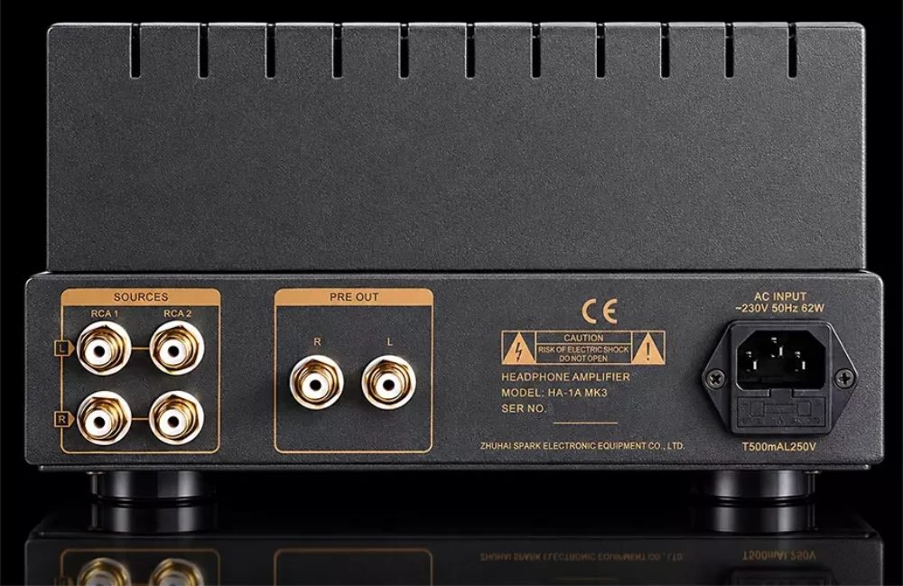 Panneau arrière de l'ampli casque à lampes Cayin HA-1A MK3 avec deux paires d'entrées RCA dorées (RCA 1 et RCA 2), sortie préampli PRE OUT RCA et embase secteur IEC avec porte-fusible