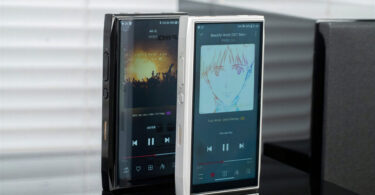Deux baladeurs audiophiles FiiO M25 côte à côte en finitions noire et argent, écrans 5,5 pouces en lecture FLAC et WAV haute résolution, boutons latéraux de volume et badges Verita et R2R sur la tranche