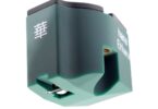 Cellule phono Hana EH Mk II à bobine mobile haut niveau, corps vert mousse à revêtement élastomère, capot supérieur noir, idéogramme japonais Hana en façade, trou de fixation fileté et diamant elliptique sur cantilever aluminium