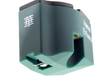 Cellule phono Hana EH Mk II à bobine mobile haut niveau, corps vert mousse à revêtement élastomère, capot supérieur noir, idéogramme japonais Hana en façade, trou de fixation fileté et diamant elliptique sur cantilever aluminium