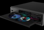 Changeur CD Onkyo DX-C390 noir, tiroir à carrousel ouvert chargé de disques, face avant en aluminium brossé avec afficheur, touches Disc Select 1 à 6 et commandes de lecture