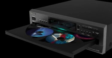 Changeur CD Onkyo DX-C390 noir, tiroir à carrousel ouvert chargé de disques, face avant en aluminium brossé avec afficheur, touches Disc Select 1 à 6 et commandes de lecture
