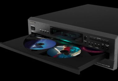 Changeur CD Onkyo DX-C390 noir, tiroir à carrousel ouvert chargé de disques, face avant en aluminium brossé avec afficheur, touches Disc Select 1 à 6 et commandes de lecture
