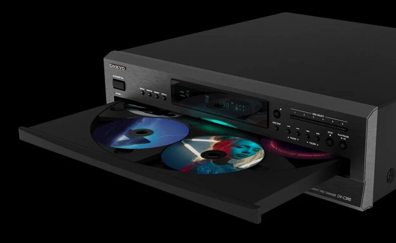 Changeur CD Onkyo DX-C390 noir, tiroir à carrousel ouvert chargé de disques, face avant en aluminium brossé avec afficheur, touches Disc Select 1 à 6 et commandes de lecture