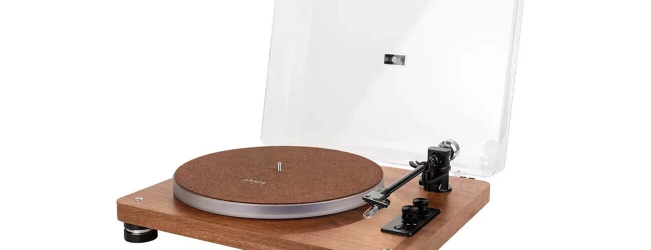 Platine vinyle Phaze Audio Celine en finition noyer avec capot transparent ouvert, couvre-plateau en feutre brun logoté phaze, bras de lecture noir de 9 pouces avec contrepoids chromé, commandes rotatives et pieds cylindriques