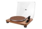 Platine vinyle Phaze Audio Celine en finition noyer avec capot transparent ouvert, couvre-plateau en feutre brun logoté phaze, bras de lecture noir de 9 pouces avec contrepoids chromé, commandes rotatives et pieds cylindriques
