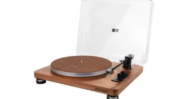 Platine vinyle Phaze Audio Celine en finition noyer avec capot transparent ouvert, couvre-plateau en feutre brun logoté phaze, bras de lecture noir de 9 pouces avec contrepoids chromé, commandes rotatives et pieds cylindriques