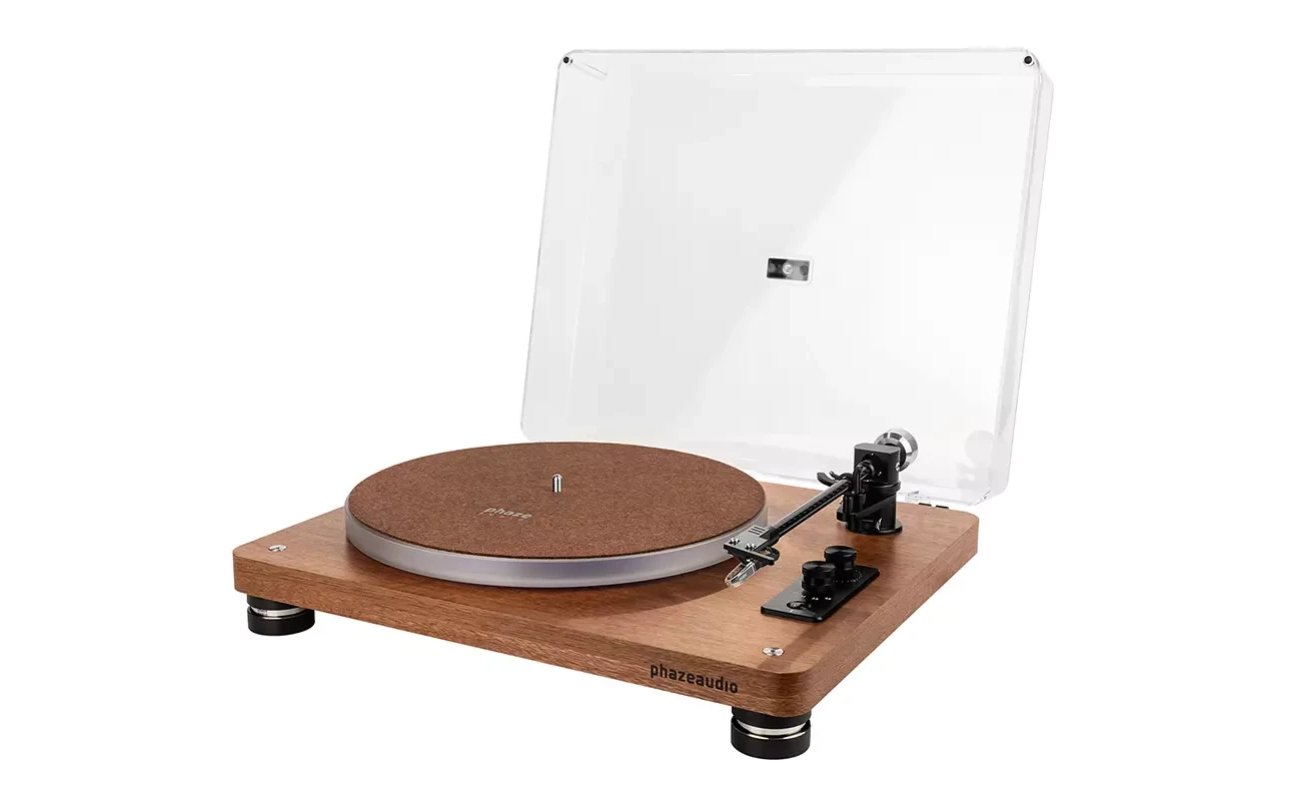 Platine vinyle Phaze Audio Celine en finition noyer avec capot transparent ouvert, couvre-plateau en feutre brun logoté phaze, bras de lecture noir de 9 pouces avec contrepoids chromé, commandes rotatives et pieds cylindriques