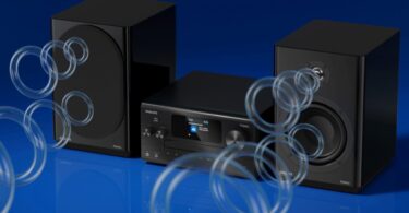 Micro-chaîne Philips Fidelio FA7 noire avec unité centrale en aluminium brossé, écran couleur, lecteur CD motorisé, réglages basses et aigus, et deux enceintes laquées noir piano à tweeter titane et woofer fibre de verre